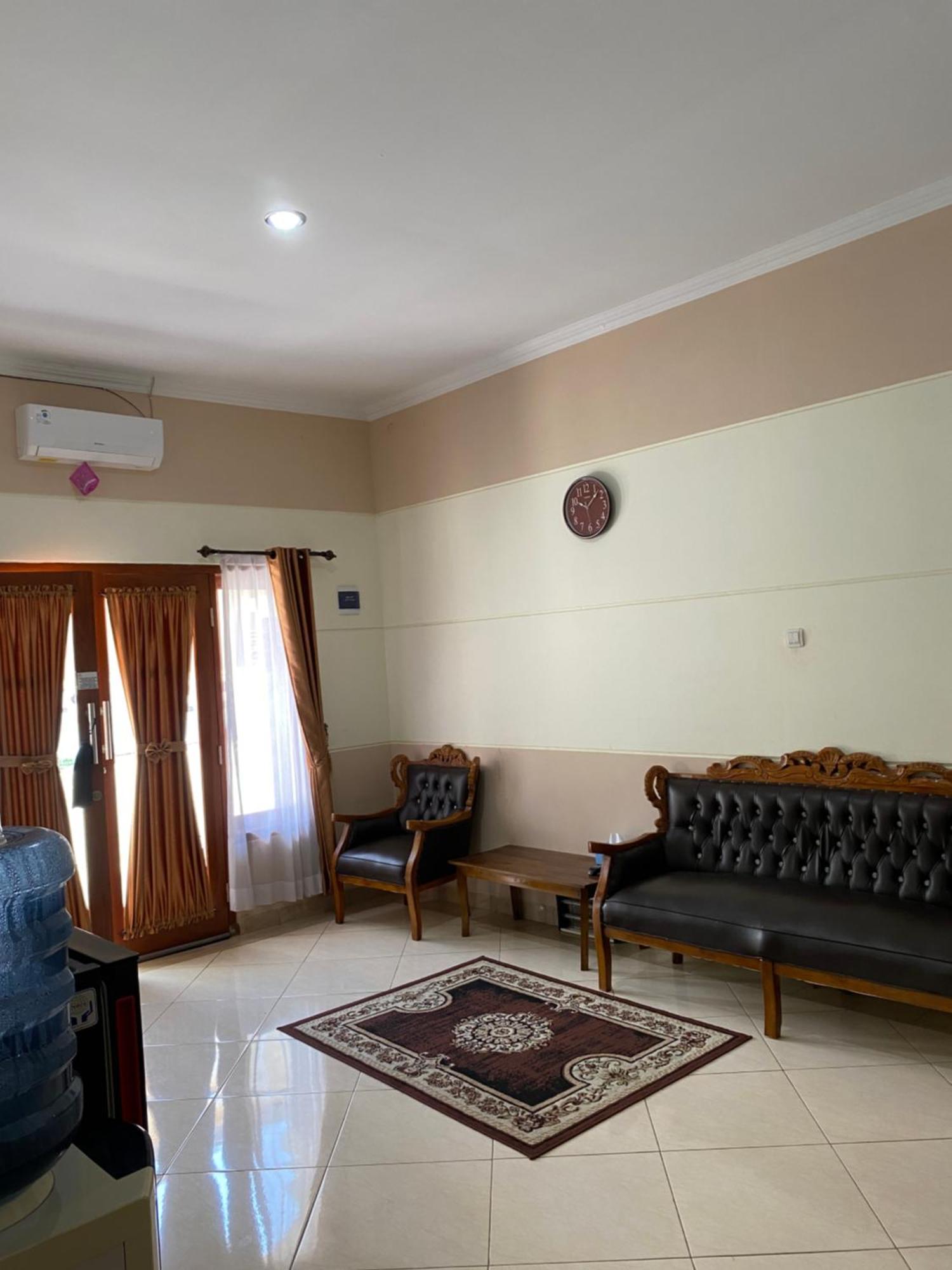 Adiputra Guesthouse 2 By Homiq Ngabean Экстерьер фото