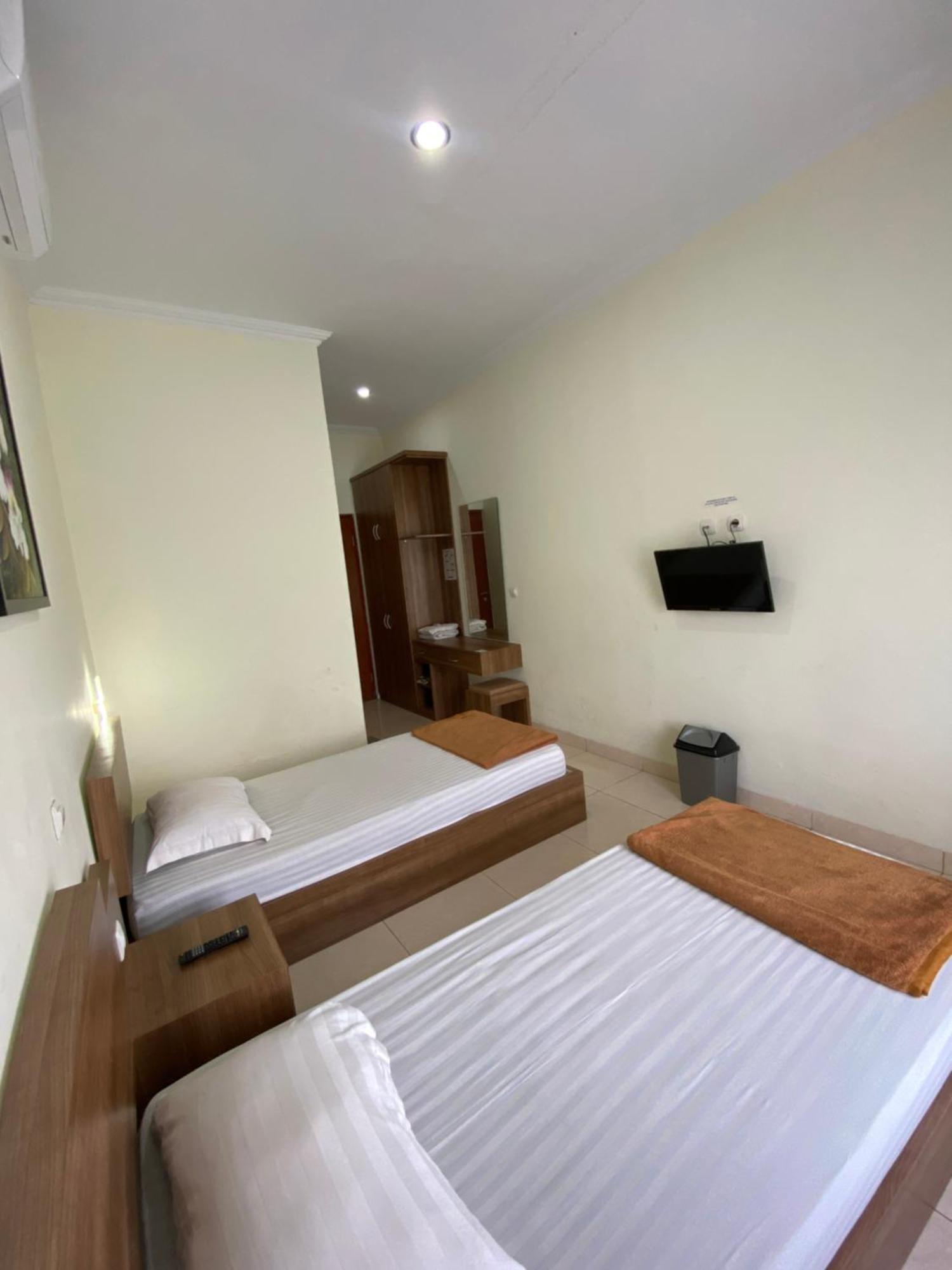 Adiputra Guesthouse 2 By Homiq Ngabean Экстерьер фото